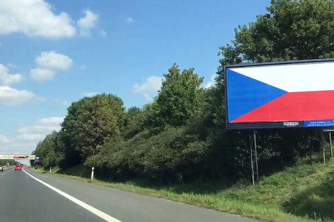 BEZ KOMENTÁŘE: České vlajky místo reklam na billboardech