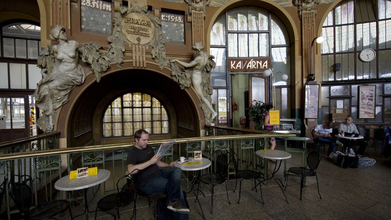 Secesní kavárna je perlou Hlavního nádraží v Praze.