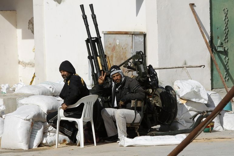 Libyjští povstalci na protiletecké hlídce