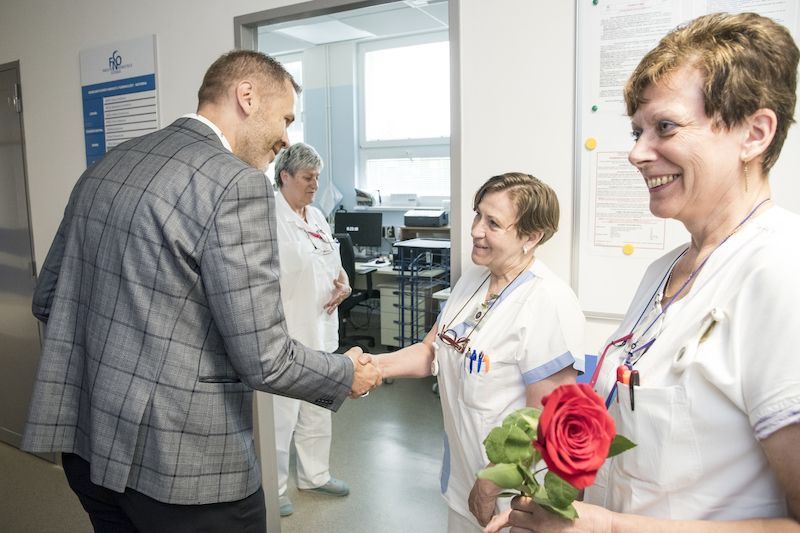 Ředitel Fakultní nemocnice Ostrava Evžen Machytka blahopřeje sestrám k jejich svátku.