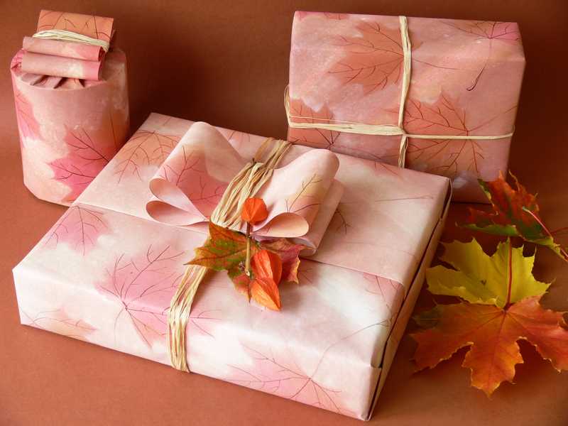 Завернуть подарок в оберточную. Красиво обернуть подарок бумагой. Бумага для упаковки подарков. Упаковать подарок в бумагу. Подарок упакованный в оберточную бумагу.