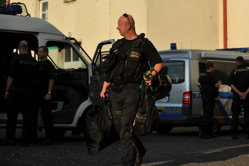 Policejní posily v podvečer vyrazily do ulic Rumburku.