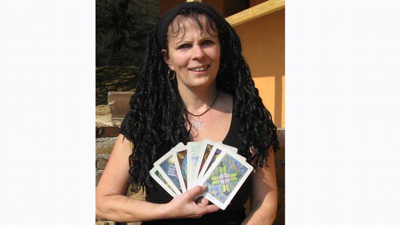 Zuzana Antarés vykládá tarot a píše čarodějnické příručky. Především však chce lidem ukázat, jak se mají připravit na další nelehké období.