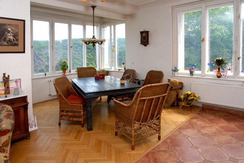 Masivní jídelní stůl zdobí prostor stejně jako výhledy z oken. 
