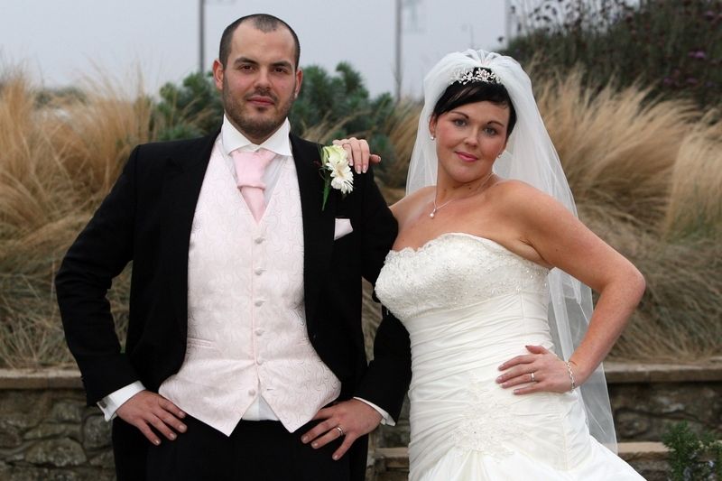 Kate a John Butlerovi v jejich svatební den, kdy vážili celkem o 124 kilogramů méně než při seznámení