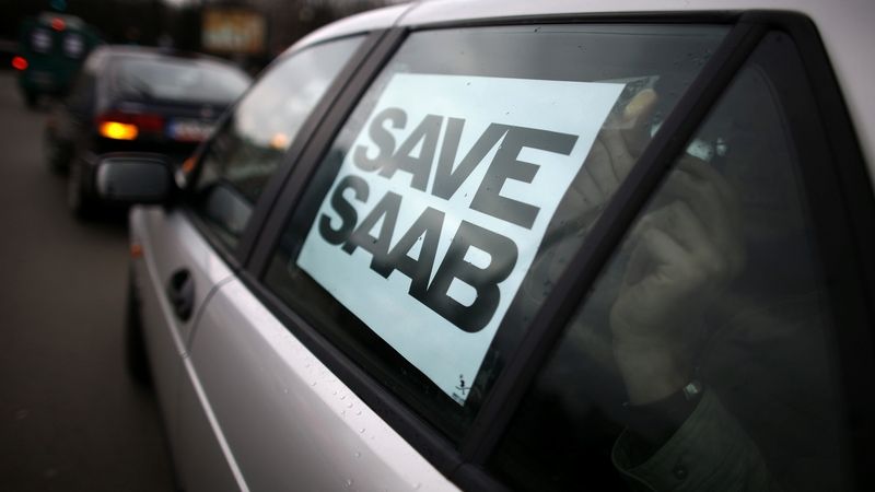Demonstrující příznivci značky Saab vyzývají k záchraně legendární švédské automobilky.
