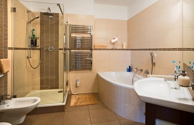 V bytě o rozloze 112 m2 je jen jedna koupelna, proto je v ní umístěna vana i sprchový kout. 
