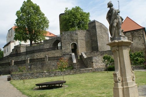 Monumentální pohled na hrad Svojanov z hradní zahrádky.