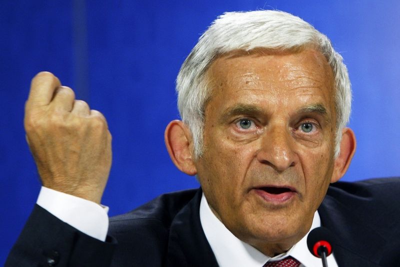 Bývalý polský premiér Jerzy Buzek střídá na předsednickém postu Němce Hanse-Gerta Pötteringa. 
