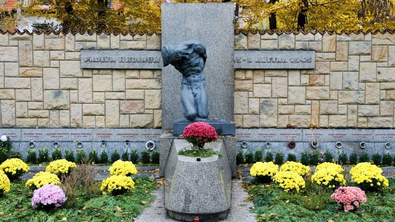 Pomník padlým hrdinům květnových událostí na Malvazinkách v Praze