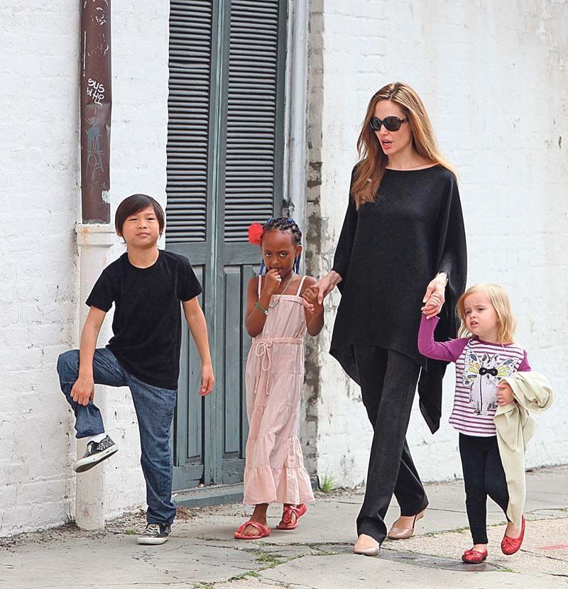 Angelina Jolie rodila rovněž své tři děti předčasně. Na snímku s vlastní dcerou Vivienne a adoptovanými Zaharou, původem z Etiopie, a Paxem z Vietnamu. 