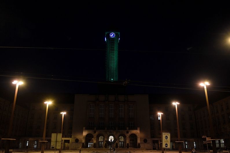 Věž ostravské Nové radnice září zeleně. 16.3.2015