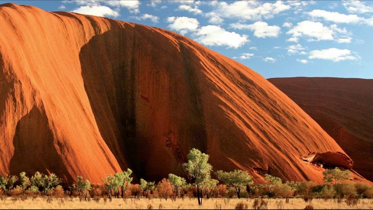 Uluru je rudé srdce Austrálie, symbol, ke kterému by měl vyrazit každý turista.