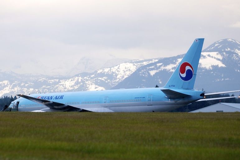 Boeing 777 společnosti Korean Air na ploše základny Comox