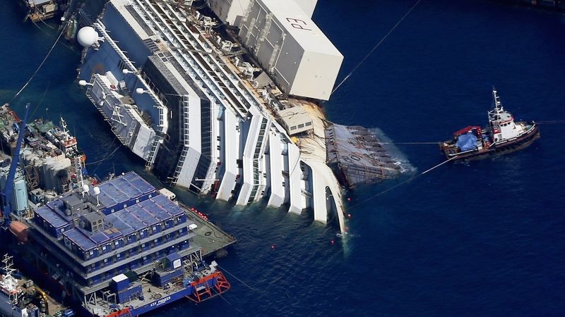Vrak ztroskotané luxusní lodi Costa Concordia