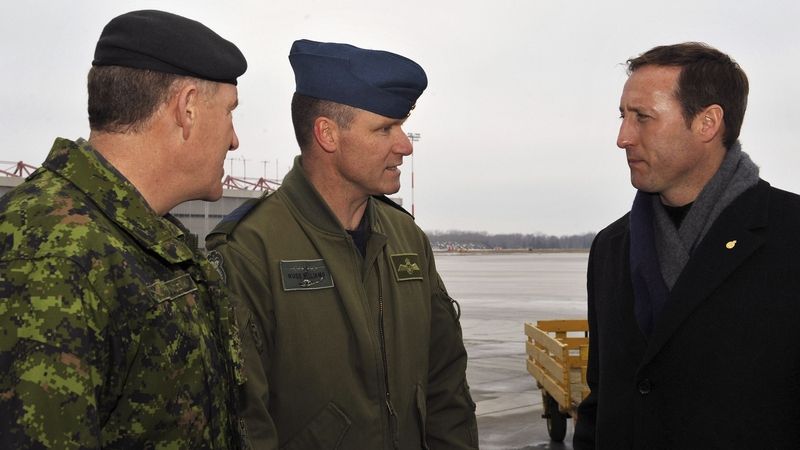 Generál Walter Natynczyk (vlevo) a kanadský ministr obrany Peter MacKay (vpravo) hovoří v lednu s velitelem základny Trenton Russelem Williamsem. 