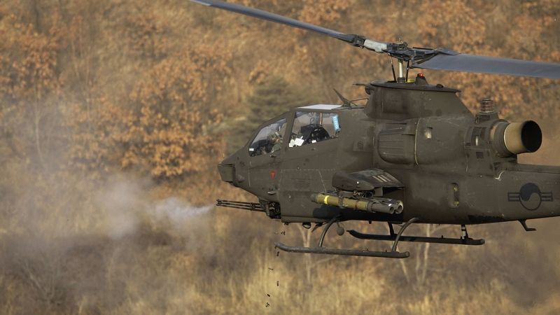 Helikoptéra AH-1S Cobra pálí ostrou municí během manévrů.