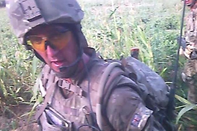 Alexander Blackman na snímku z kamery dalšího vojáka