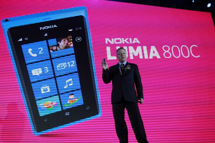 Šéf Nokie Stephen Elop při středečním představení modelu Lumia 800C v Pekingu. 