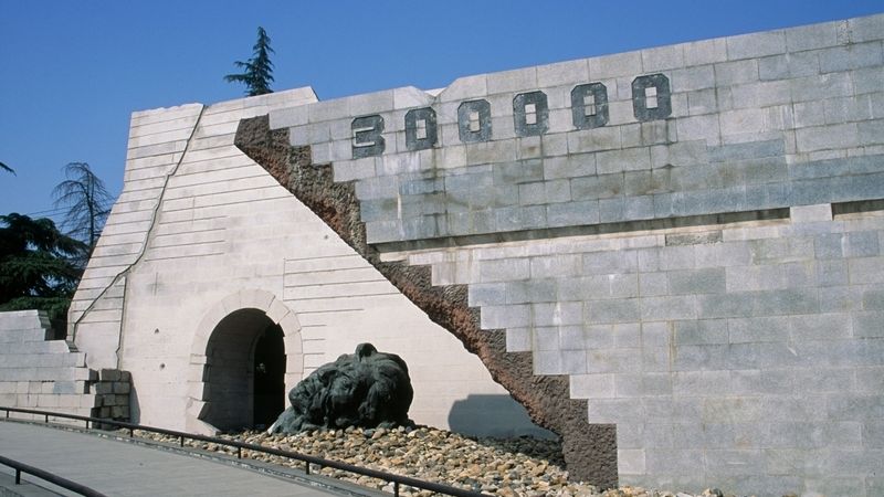 Památník obětem japonského útoku na Nanking, který si vyžádal životy 300 000 lidí.