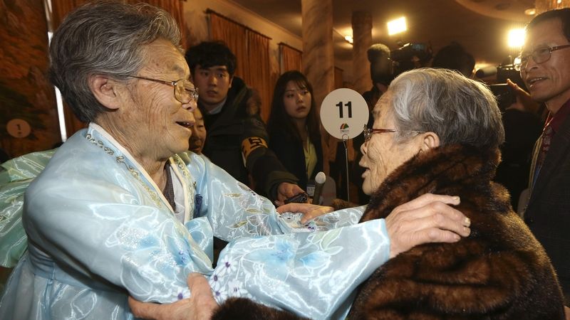 Severokorejec Kim Seok (vlevo) se setkal se svou starší sestrou, která žije v Jižní Koreji.