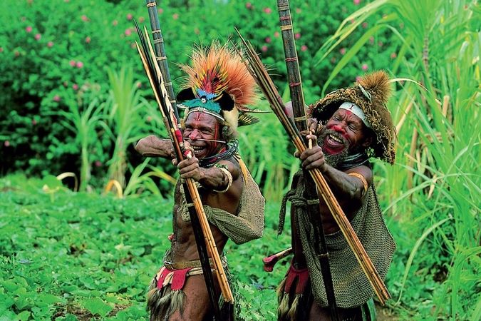 Bojovníci z kmene Huli jsou posedlí svými vlasy. Říká se jim proto parukáři.