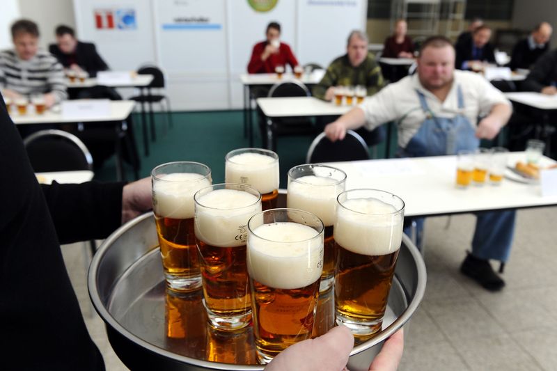 Členové komise hodnotili pečlivě vzorky mnoha piv.