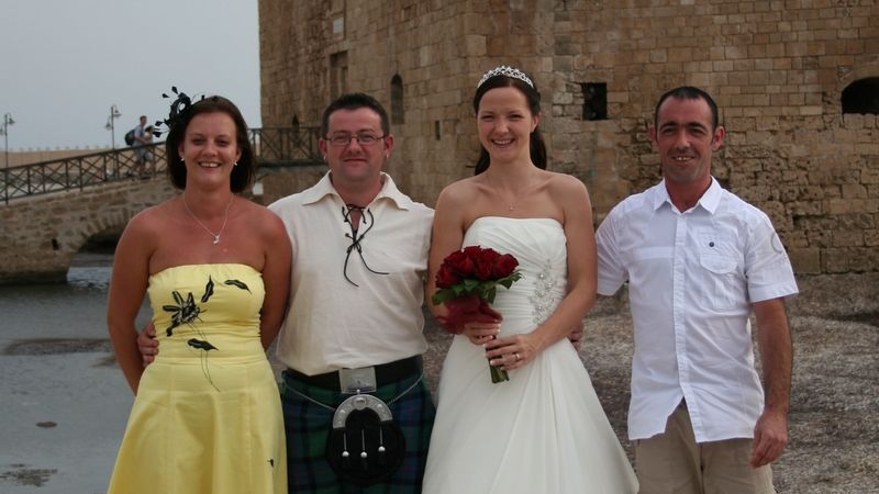Kyperská nevěsta se skotským ženichem u limasolské pevnosti.