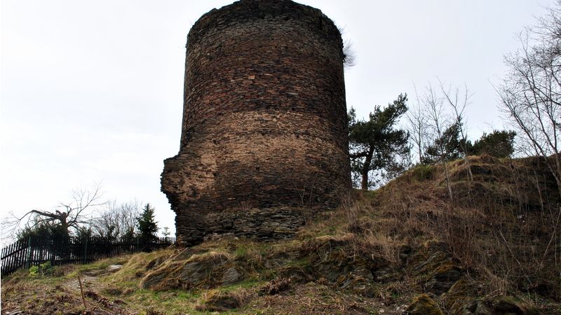Z hradu zbyla jen věž