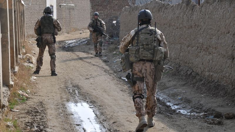 Čeští vojáci na patrole v okolí Bagramu. Snímek je z loňského roku.