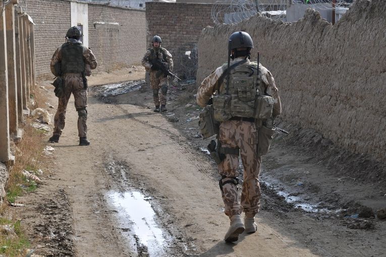 Čeští vojáci na patrole v okolí Bagramu. Snímek je z loňského roku.
