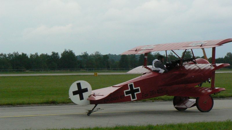 První světovou válku připomínal i trojplošník napodobující rudý Richthofenův Fokker Dr I. 