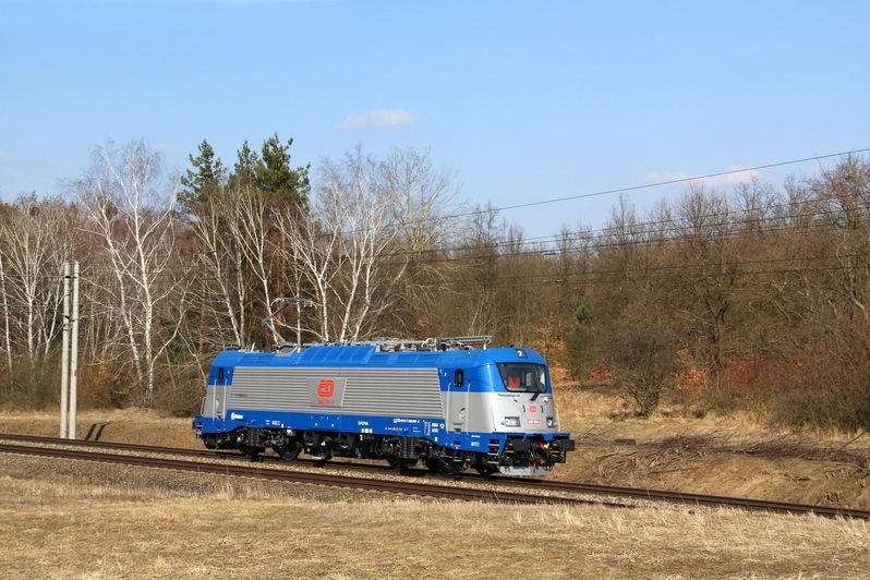 Lokomotiva 380.004 přejíždí česko-rakouskou hranici při odjezdu na testování na kolejích rakouské železniční správy.