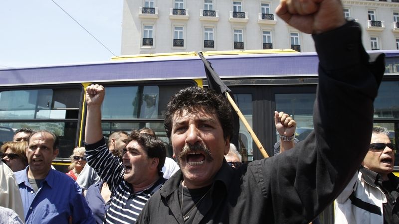 Řekové protestují proti opatřením, která musí přijmout, aby dostali půjčku. Země, které peníze poskytnou, váhají.