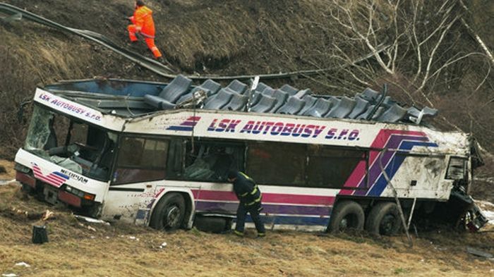 Vrak autobusu po havárii u Nažidel.