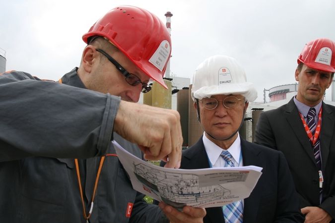 Yukiya Amano (uprostřed) v debatě s Bohdanem Zrnkem (vpravo) a Matinem Bícou manažerem inženýringu jadernýchz elektráren ČEZ.