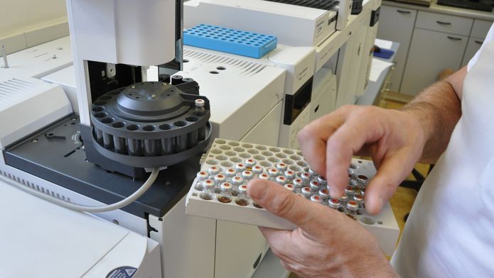 Vzorky podezřelých zabavených lihovin se zkoumají v laboratoři. Ilustrační foto