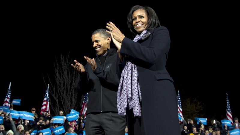 Barack Obama s manželkou Michelle během posledního předvolebního mítinku v Iowě.