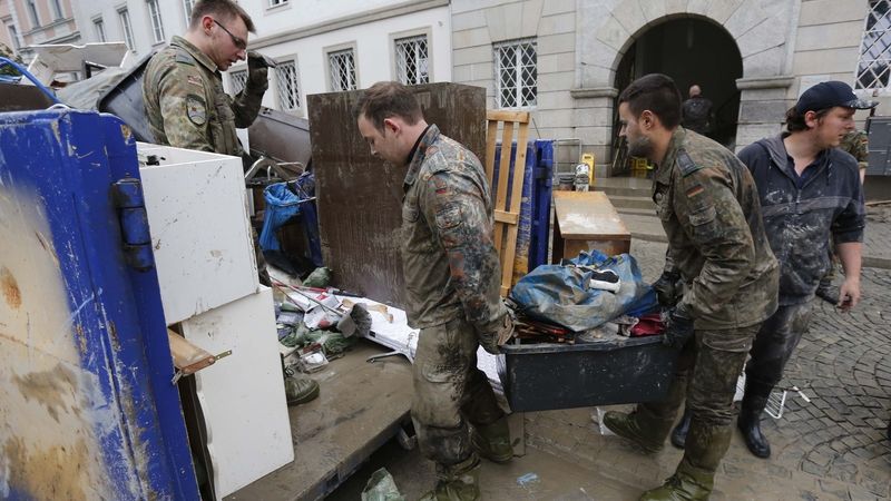 Němečtí vojáci vynášejí zničené věci ze sklepů v Pasově 