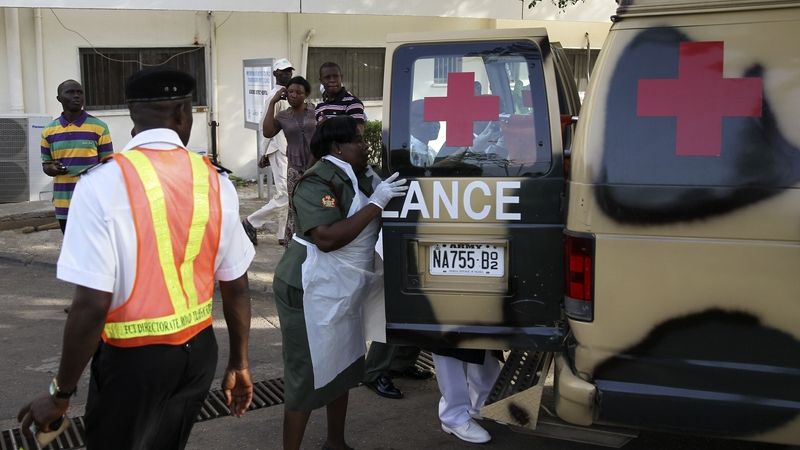 Vojenská ambulance přiváží do nemocnice v Abuji zraněné po bombovém útoku Boko Haram. 