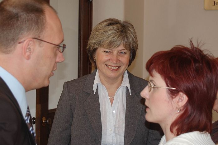Milana Smékalová (uprostřed) odcházela od soudu s úsměvem. 