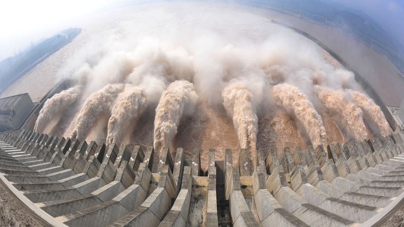 Úřady kvůli suchu nařídily upustit z přehrady pět miliard metrů krychlových vody navíc.