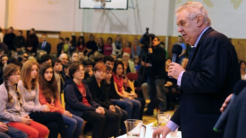 Prezident Miloš Zeman navštívil gymnázium v Ostrově nad Ohří.