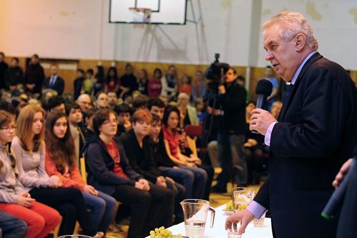 Prezident Miloš Zeman navštívil Gymnázium v Ostrově nad Ohří.