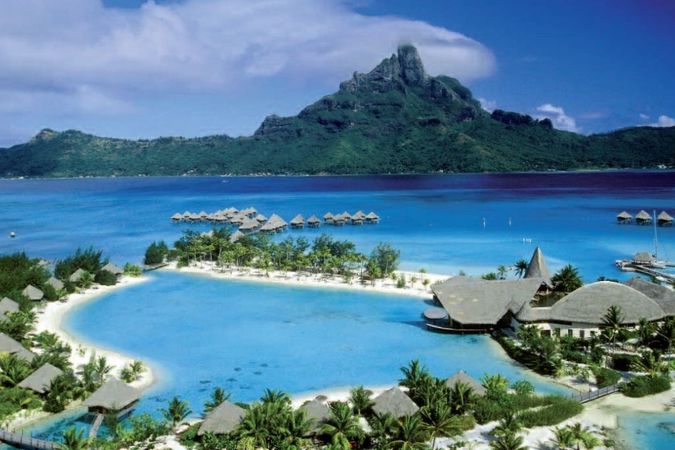 Tohle je Bora Bora, soused Tahiti a jeden z nejkrásnějších ostrovů planety.