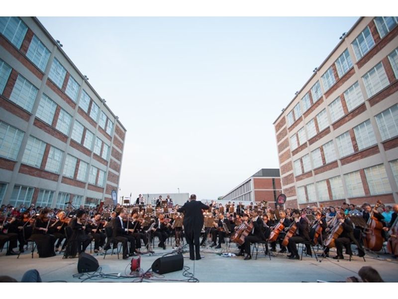 Filharmonie zahraje na netradičním místě - mezi továrními budovami.