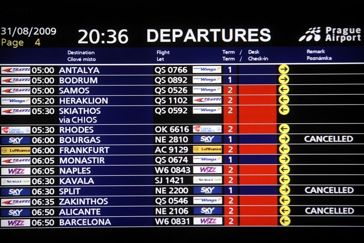 Informační tabule na letišti v Praze-Ruzyni upozorňuje 31. srpna cestující na zrušení všech letů společnosti SkyEurope.