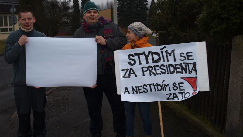 Tři obyvatelé Ostrova přišli demonstrovat v úterý dopoledne k místnímu gymnáziu proti prezidentovi Miloši Zemanovi. Jeden z transparentů nepospali, protože prý mají tolik výhrad, že by se na něj všechny nevešly. 
