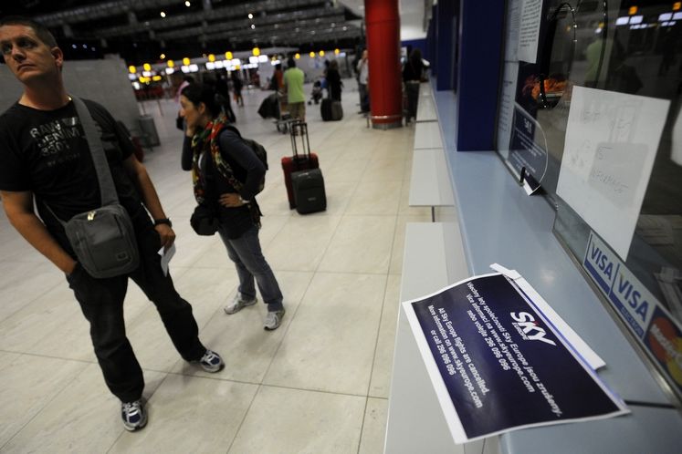 Dvojice turistů vyčkává u přepážky společnosti SkyEurope, která 31. srpna zrušila všechny lety z letiště Praha-Ruzyně.