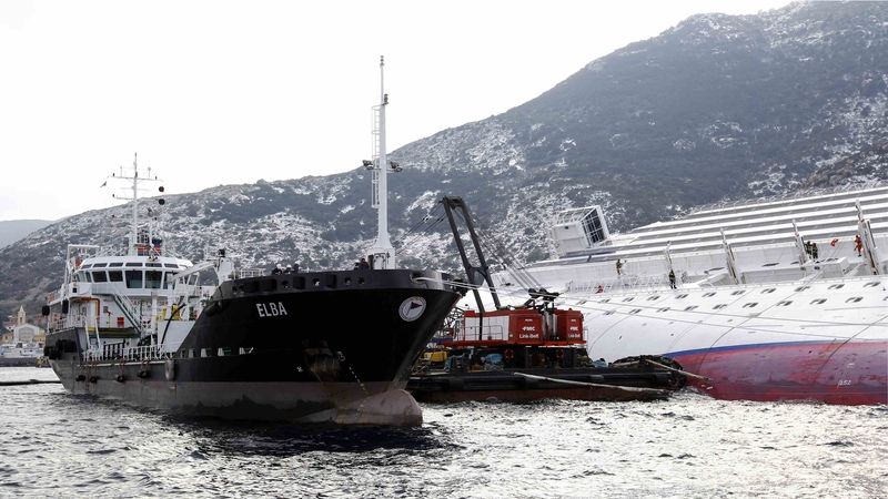 Tanker Elba a přečerpávací plošina Meloria u boku vraku při odčerpávání paliva ze ztroskotané výletní lodi Costa Concordia. 